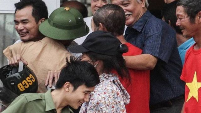 Đại biểu Dương Trung Quốc vui mừng cùng người dân sau khi chính quyền và người dân "đối thoại thành công" hôm 22/4