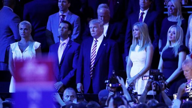 クルーズ氏の演説を聞くトランプ氏（写真中央）と家族