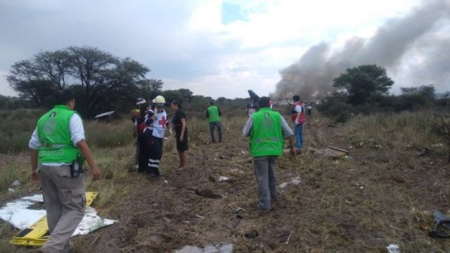 Equipos de rescate cerca del avión accidentado.