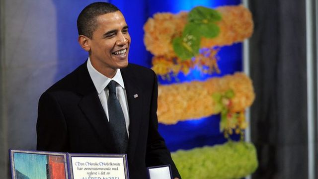 Obama recibe el Nobel de la Paz en 2009.