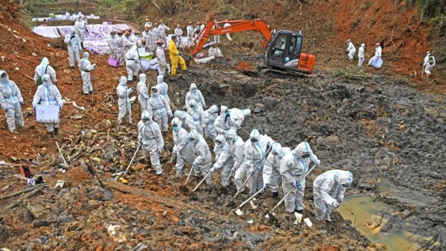 广西梧州藤县中国东航MU5735坠机现场搜救人员进行拉网式搜索（新华社图片26/3/2022）