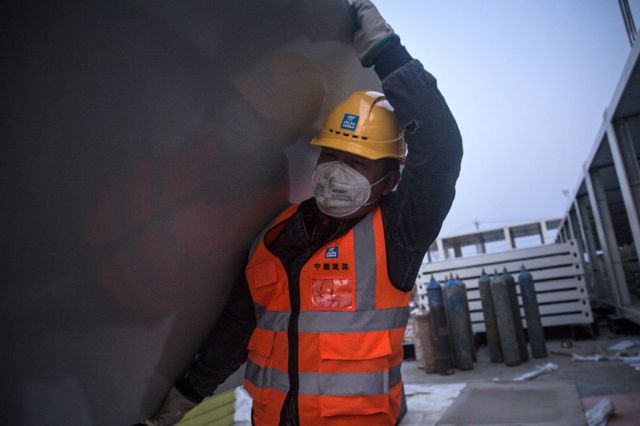 Trabajador de la construcción en Wuhan, China.