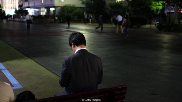 जापान में दफ़्तर के काम से मौत की कई घटनाएं हुई हैं