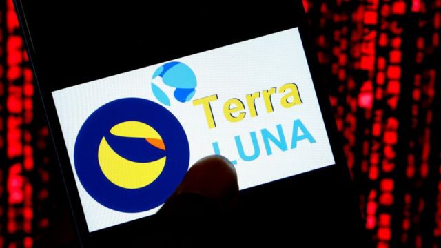 El logo de terra y luna en un teléfono móvil.