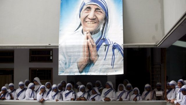 Monjas de las Misioneras de la Caridad bajo una foto de la Madre Teresa durante el décimo aniversario de su muerte en Calcuta, 2007