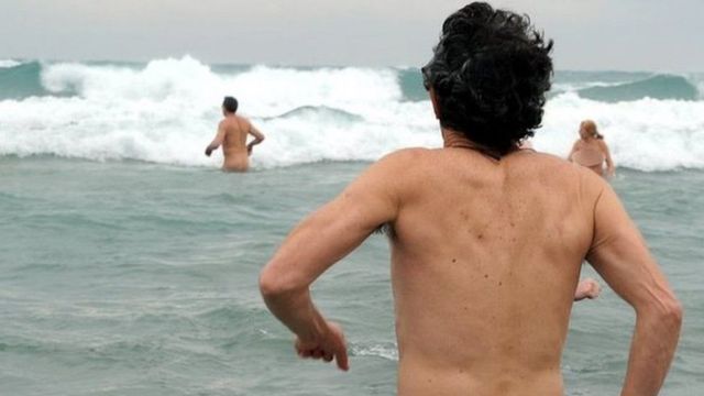 Namoota qullaa bishaan keessa bashannanaa jiran