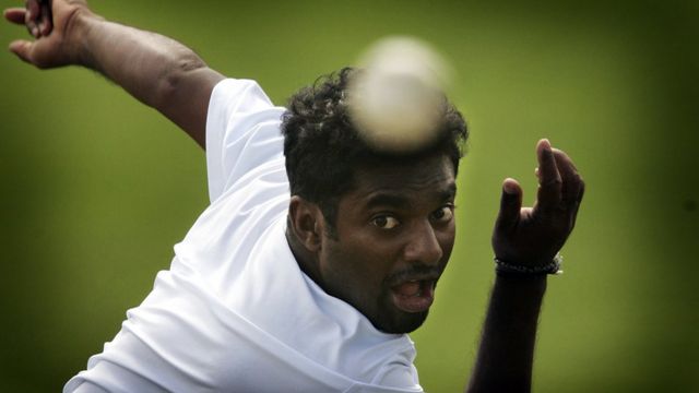 বল করছেন মুরলীধরন