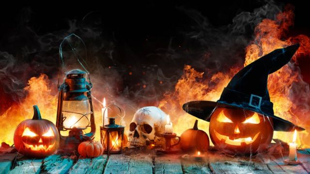 Caveiras, abóboras e chamas com tema de Halloween, ou Dia das Bruxas