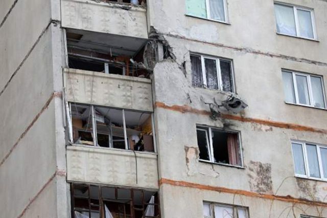 Edifício residencial em Kharkiv alvo de bombardeios