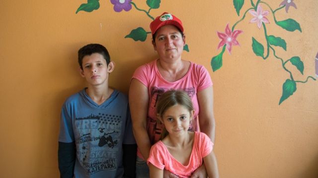 Nilce de Oliveira, de 40 anos, com os filhos Ingrid, 7, e Michael, 13