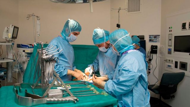 Cirujanos durante un transplante de riñón en Francia.