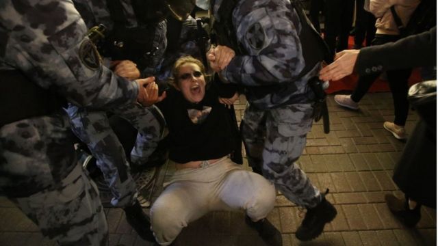تم الإبلاغ عن مئات الاعتقالات في الاحتجاجات في روسيا ضد التعبئة.