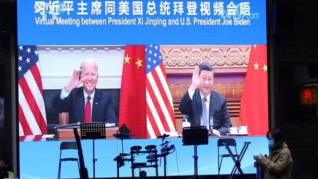 As soon as they met, they waved to each other across the screen (the picture shows a Beijing restaurant broadcasting news of a video meeting between Biden and Xi Jinping on a big screen).