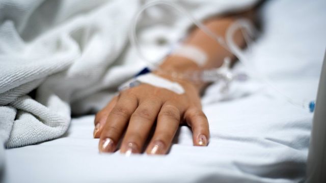 يد امرأة في مستشفى