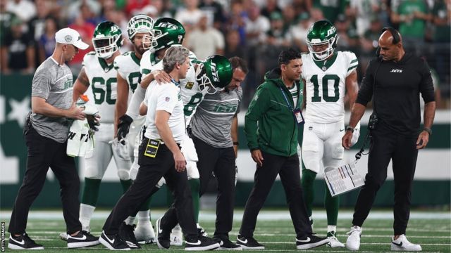 Aaron Rodgers Suffers Ankle Injury in New York Jets Debut