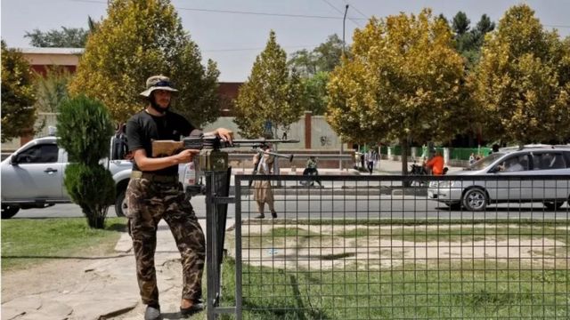 مسلح من طالبان يقف أمام السفارة الروسية بعد الهجوم