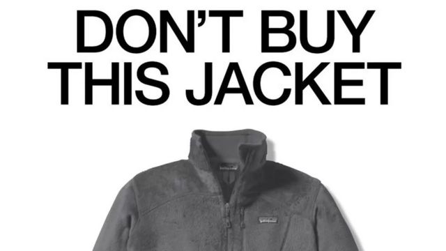Anuncio que muestra una chaqueta y el mensaje "No compres esta chaqueta"
