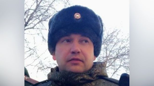 O general Vitaly Gerasimov, um homem branco usando um chapeu de frio russo