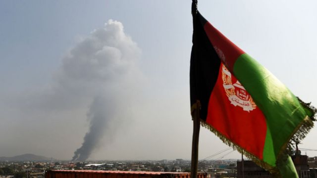 El humo proveniente de un sitio afectado por un ataque talibán en Kabul el 3 de septiembre de 2019