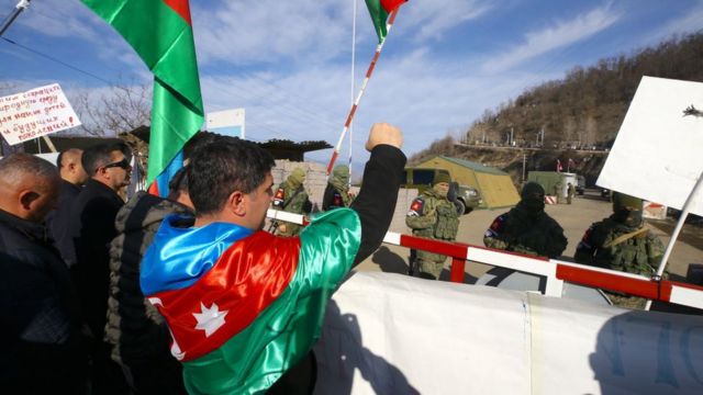 Азербайджанские "активисты" блокируют дорогу из Карабаха в Армению ...