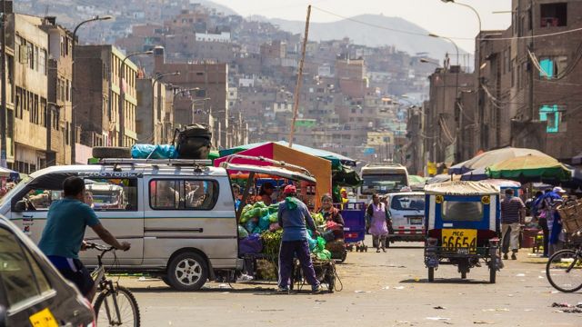 Barrio en la zona periurbana de Lima con trabajadores ambulantes en la calle
