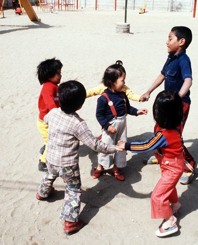 在圣文森特孤儿院操场上和其他美韩混血儿一起玩耍。(photo:BBC)