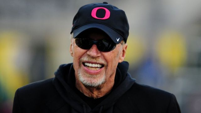 Colaborar con terminar Tomar un baño Phil Knight, fundador de Nike: "No puedes tener miedo de ofender a la gente"  - BBC News Mundo