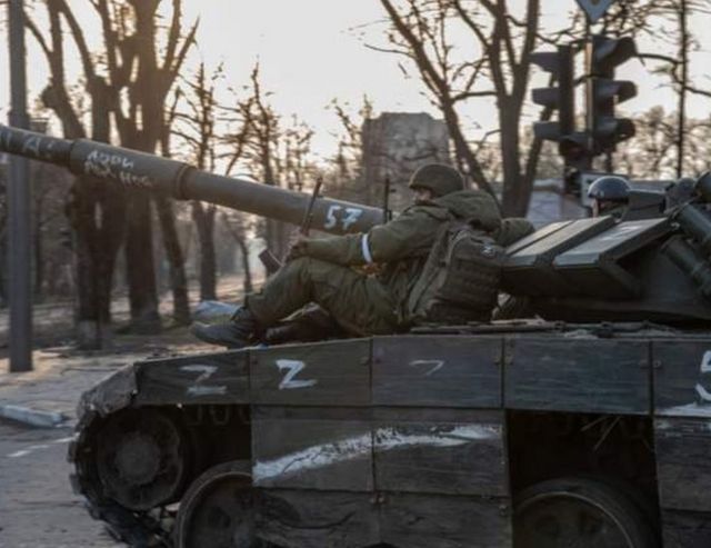 4月16日，俄罗斯士兵坐在驶向亚速斯塔尔钢铁厂工业园区内的一辆坦克上。(photo:BBC)