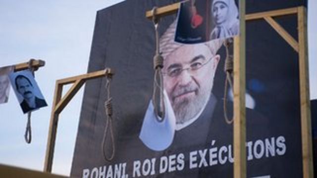Légende: Des militants à Paris protestent contre l’application de peine de mort par le président iranien Hassan Rouhani