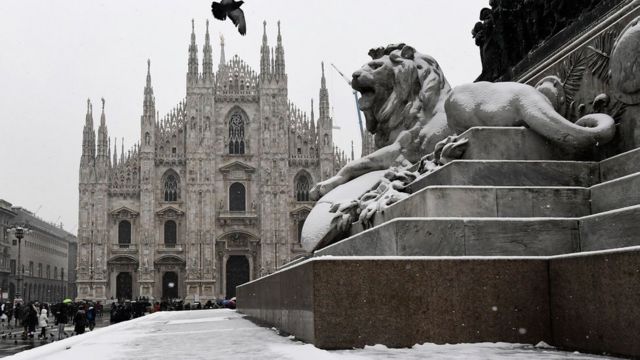 کلیسای جامع میلان در ایتالیا زیر برف