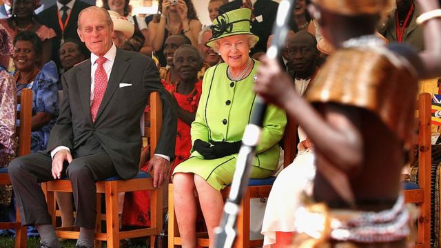 زوج سلطنتی در کامپالا در اوگاندا در سال ۲۰۰۷ در حین تماشای شو لباس کودکانی که پدر و مادرشان را به خاطر ایدز از دست داده‌اند