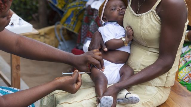 طفل يتلقى لقاح التهاب الكبد الوبائي "بي" في توغو