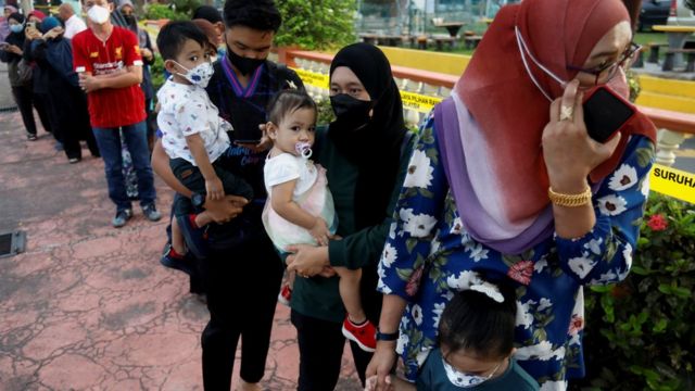 Pemilih mengantre di Permatang Pauh, Penang pada Sabtu (19/11)