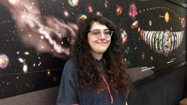 A astrofísica brasileira que simula buracos negros com inteligência  artificial e é fenômeno nas redes - BBC News Brasil