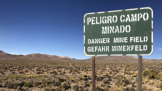 Tu primer error será el último": la peligrosa tarea de los militares que  limpian las minas en la frontera entre Chile y Perú a 4.000 metros de  altura - BBC News Mundo