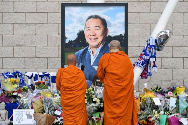 英超俱乐部莱斯特城(Leicester City)老板维猜·斯里瓦塔那布拉帕(Vichai Srivaddhanaprabha)的直升机在俱乐部场地外坠毁,人们表示哀悼。