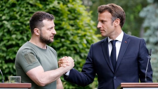 Ukrainian President Volodymyr Zelensky (left) and his French counterpart Emmanuel Macron during a joint press briefing in Kyiv, Ukraine. Photo: 16 June 2022