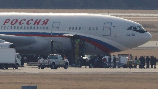 Avião russo pegando diplomatas expulsos do Aeroporto Internacional Dulles em Chantilly, na Virgínia, EUA