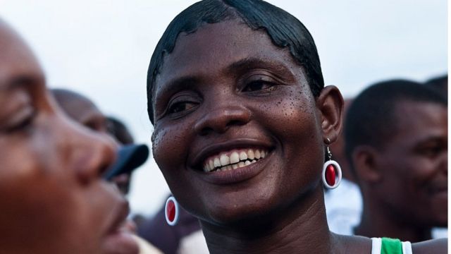 Foto de una mujer feliz de Santo Tomé y Príncipe