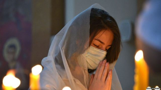 चर्च में प्रार्थना करती एक आर्मीनियाई युवती