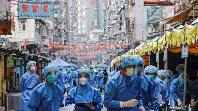 Government personnel wearing full medical protective clothing in the Jordan area of ​​Yau Ma Tei, Kowloon, Hong Kong to implement a mandatory foot-free test for the new crown virus (23/1/2021)