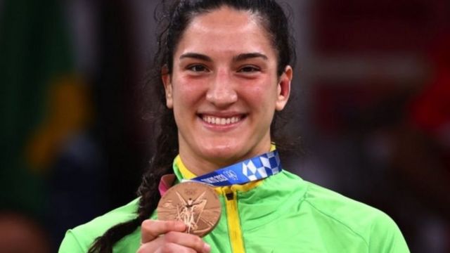 Mayra Aguiar exibe medalha