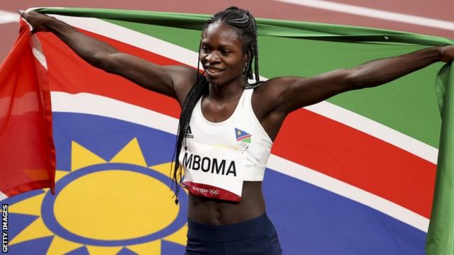 Christine Mboma comemora sua medalha de prata nas Olimpíadas de Tóquio.