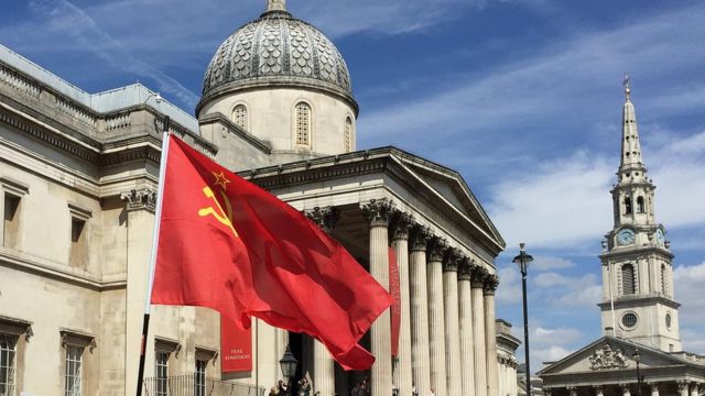 красный флаг, Трафальгарская площадь, "бессмертный полк"