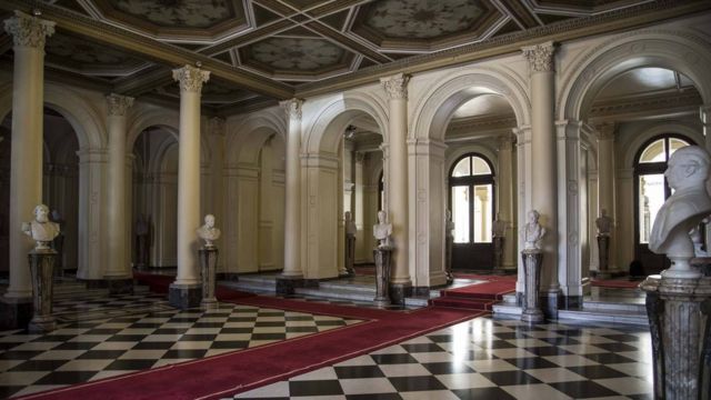 "Hall de Honor" o "Galería de los Bustos Presidenciales" en la Casa de Gobierno de Argentina.