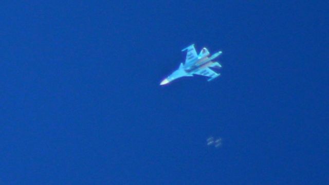 İdlib'i Cuma sabahı bombalayan Rus Sukhoi Su-34 tipi savaş uçağı, bombaları fırlatırken böyle görüntülendi