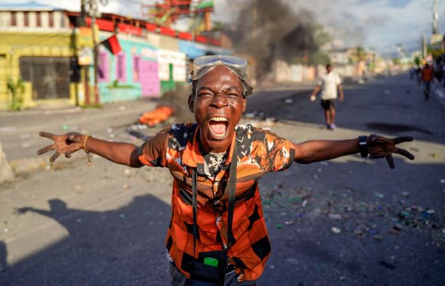Un hombre exige la renuncia del primer ministro Ariel Henry después de colocar barricadas en las carreteras durante una huelga general en Puerto Príncipe, Haití, el 28 de septiembre de 2022.