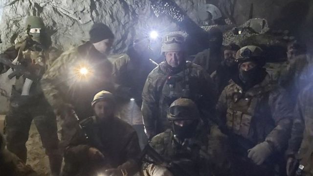Yevgeny Prigozhin y mercenarios del Grupo Wagner en una de las minas de sal de Soledar.