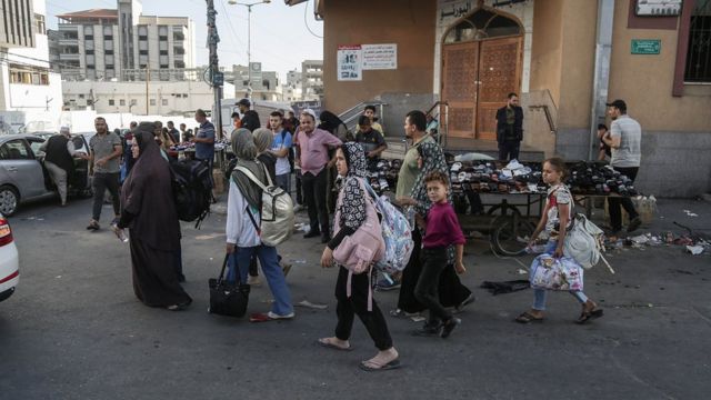 加沙城巴勒斯坦人带着行李徒步撤离（13/10/2023）