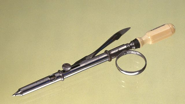 弗朗西斯·瑞德(Francis Rynd）1844年发明了中空针头